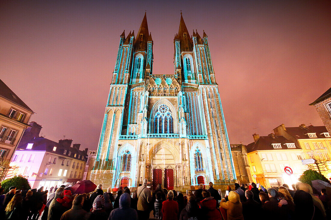 Normandie. Manche. Coutances. Kathedrale. Mapping Show auf der Kathedrale während der Feierlichkeiten zum Jahresende. Publikum im Vordergrund.