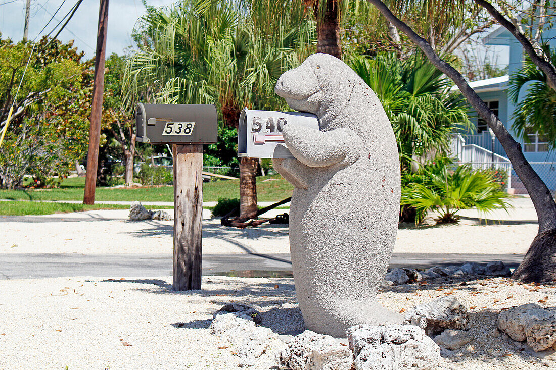 USA. Florida. Die Keys. Insel Marathon. Sombrero-Strand. Briefkasten in Form einer Seekuh.