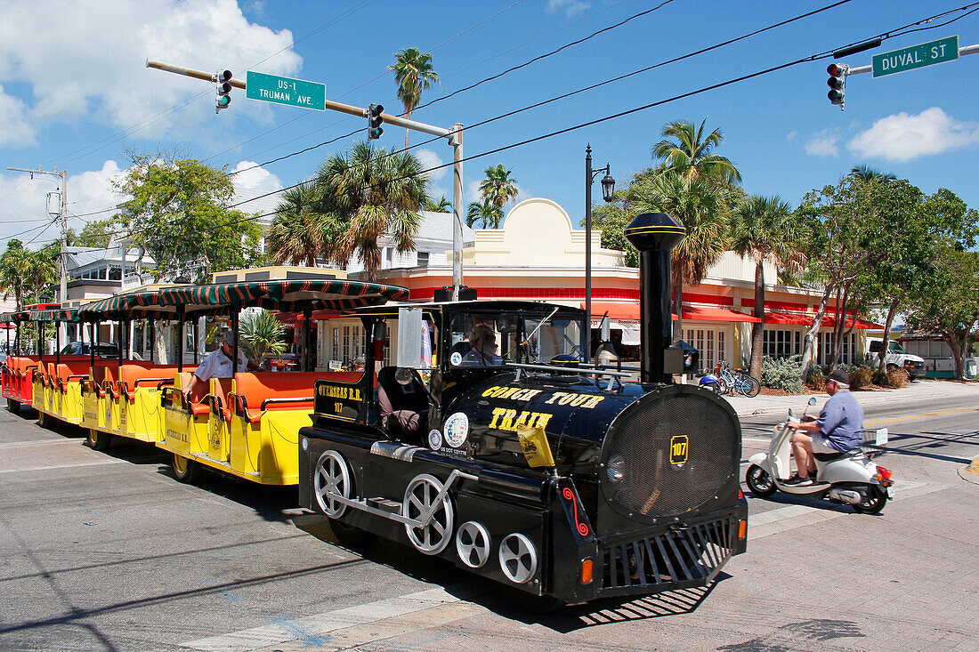 USA. Florida. Die Keys. Key West. Historisches und touristisches Zentrum. Ein Touristenzug besucht die Stadt.