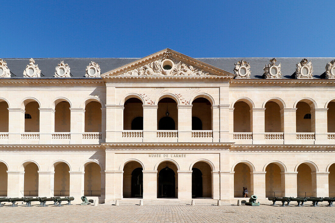 La France. Paris. 7. Bezirk. Les Invalides. Der Innenhof. Haupteingang des Armeemuseums.