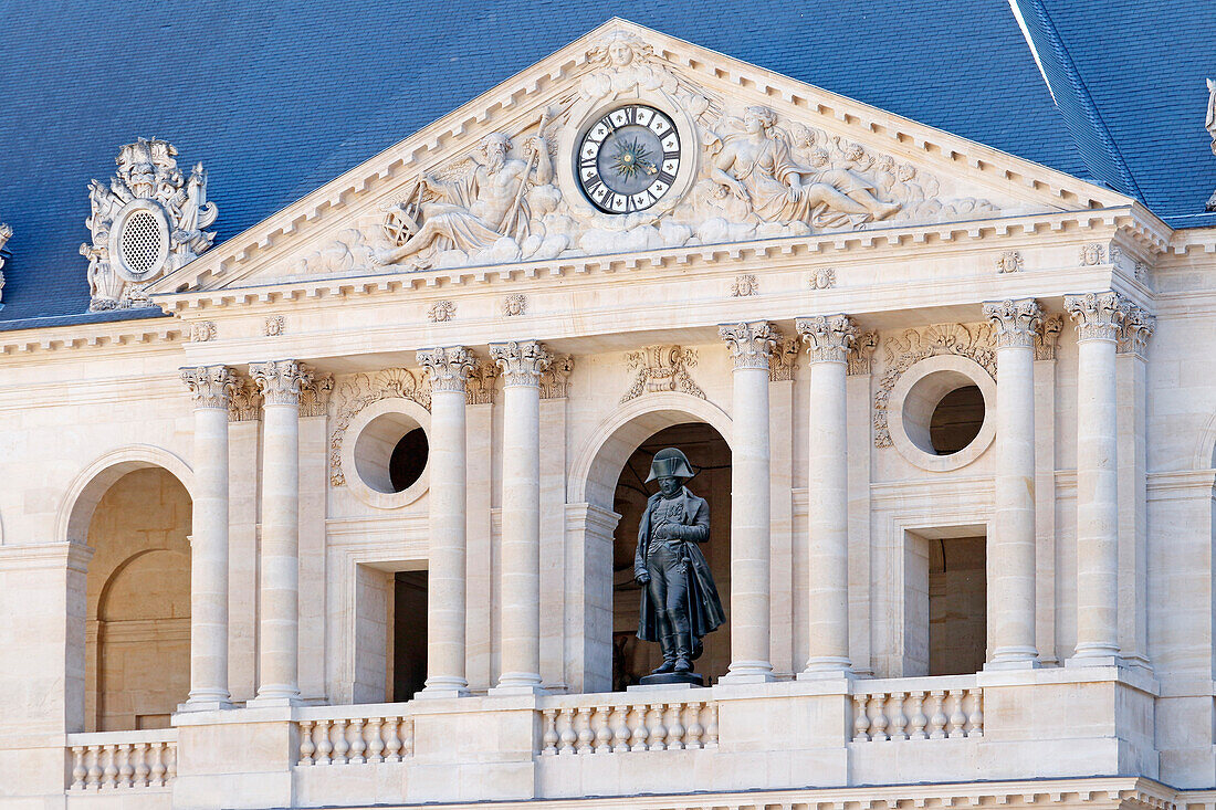 La France. Paris. 7th district. Les Invalides. The courtyard. The statue of Napoleon Bonaparte by Charles Emile Seurre.