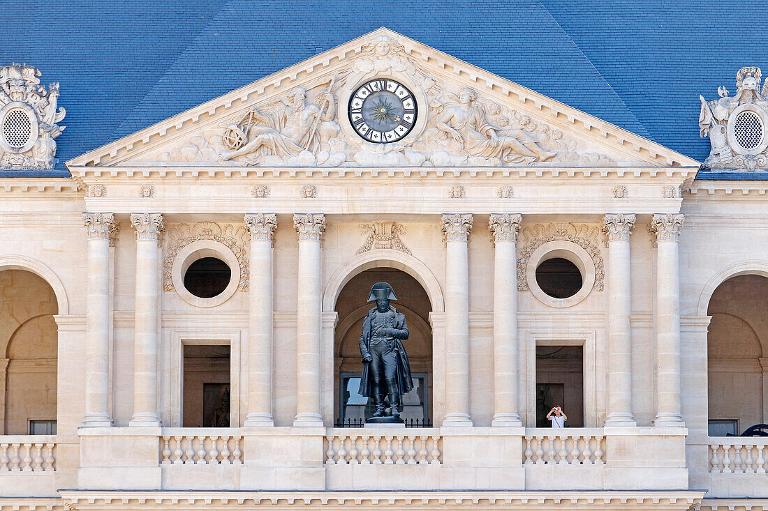 La France. Paris. 7th district. Les Invalides. The courtyard. The statue of Napoleon Bonaparte by Charles Emile Seurre.