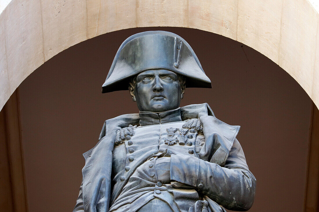 La France. Paris. 7th district. Les Invalides. The courtyard. The statue of Napoleon Bonaparte by Charles Emile Seurre.