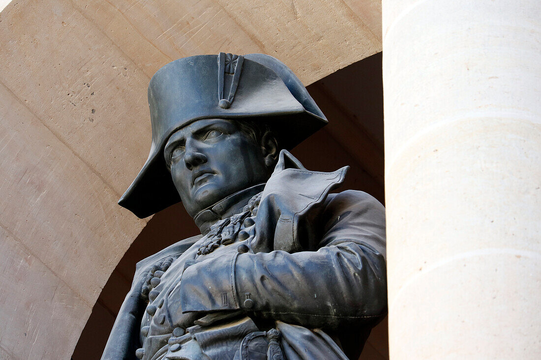 La France. Paris. 7th district. Les Invalides. The courtyard. The statue of Napoleon Bonaparte by Charles Emile Seurre.