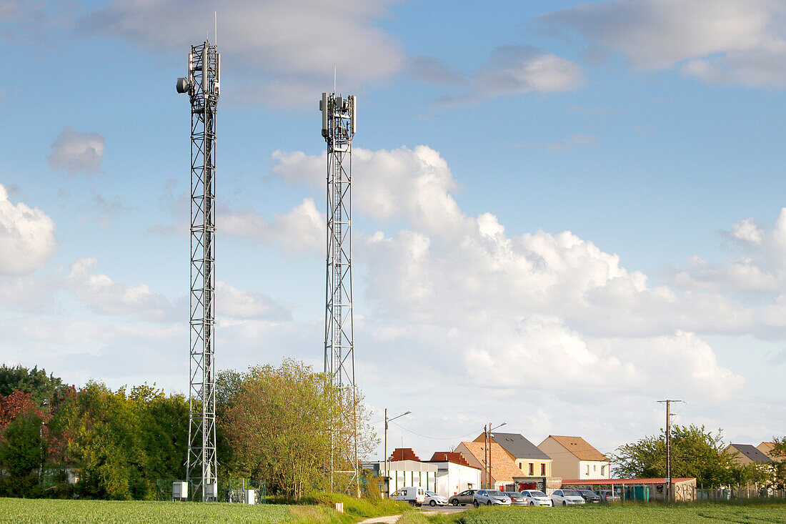 Frankreich. Seine und Marne. Boissy le Chatel. Mobilfunk-Relaisantennenmasten in der Nähe von Häusern.