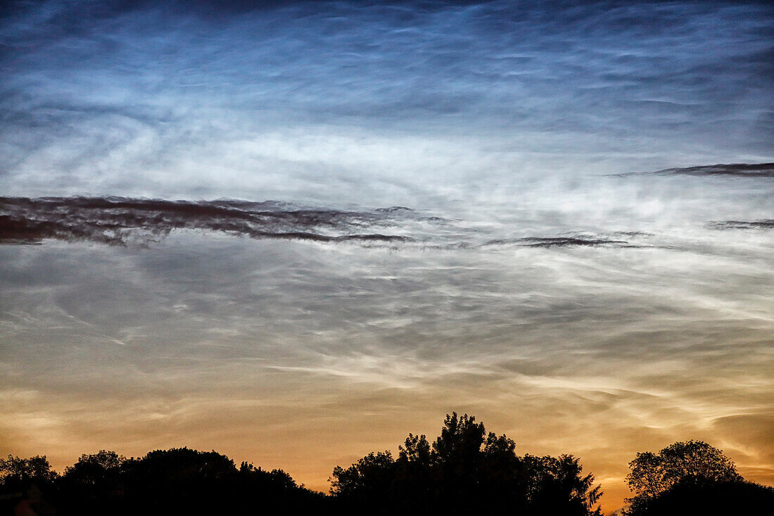 Frankreich. Seine und Marne. Region Coulommiers. Nachtleuchtende Wolken, die zu Beginn der Nacht am 18. Juni 2021 am Himmel zu sehen sind. Diese Wolken bestehen aus Eis und befinden sich an der Grenze zum Weltraum (etwa 80 km Höhe).