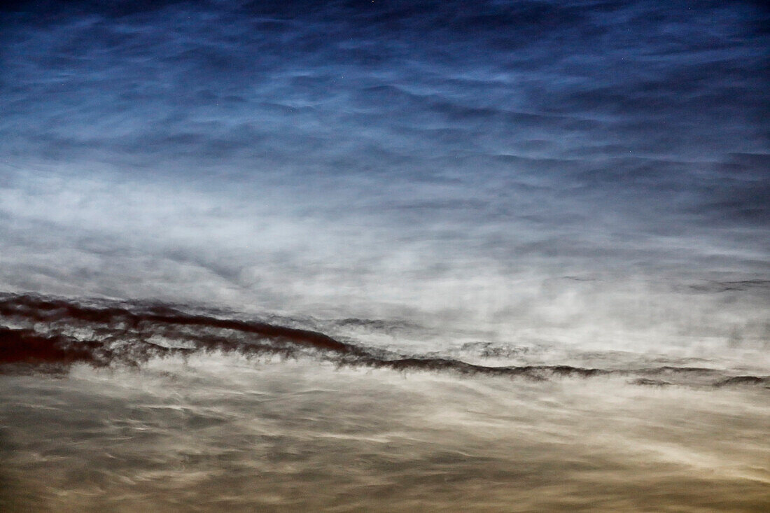 Frankreich. Seine und Marne. Region Coulommiers. Nachtleuchtende Wolken, die zu Beginn der Nacht am 18. Juni 2021 am Himmel zu sehen sind. Diese Wolken bestehen aus Eis und befinden sich an der Grenze zum Weltraum (etwa 80 km Höhe).