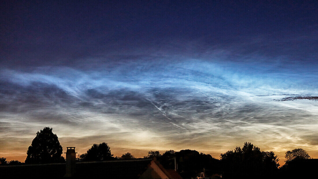 Frankreich. Seine und Marne. Region Coulommiers. Nachtleuchtende Wolken, die zu Beginn der Nacht am 18. Juni 2021 am Himmel zu sehen sind. Diese Wolken bestehen aus Eis und befinden sich an der Grenze zum Weltraum (etwa 80 km Höhe).