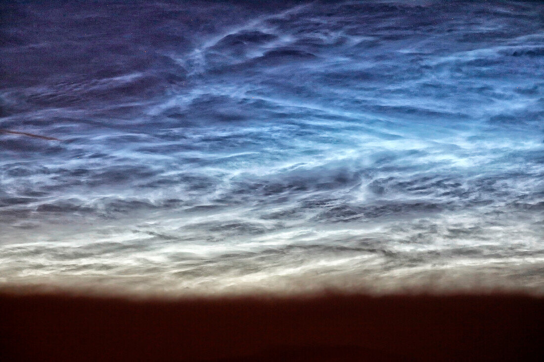 Frankreich. Seine und Marne. Region Coulommiers. Nachtleuchtende Wolken, die zu Beginn der Nacht am 18. Juni 2021 am Himmel zu sehen sind. Diese Wolken bestehen aus Eis und befinden sich an der Grenze zum Weltraum (etwa 80 km Höhe).