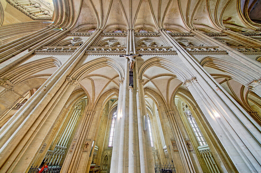 Frankreich. Normandie. Departement Manche. Coutances. Die Kathedrale. Die Decken. Christus am Kreuz.