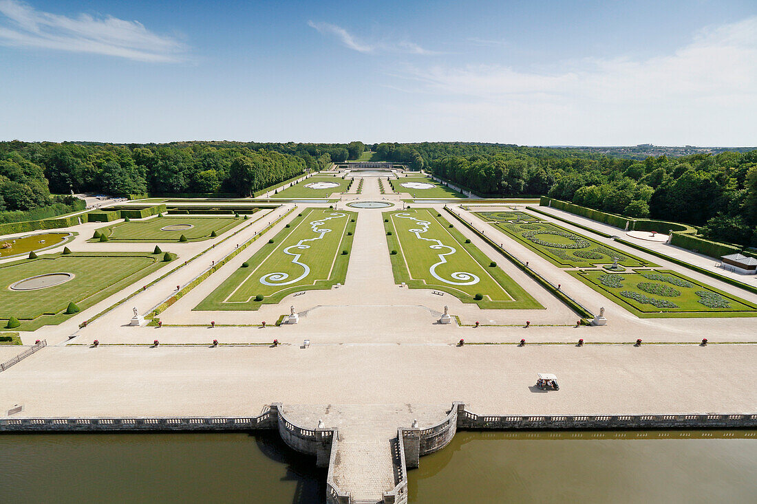 Frankreich. Seine und Marne. Schloss von Vaux le Vicomte. Blick von der Kuppel auf die Gärten und den Wassergraben.