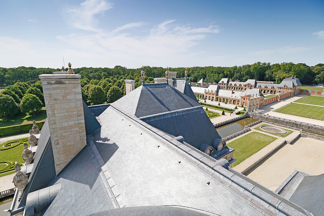 Frankreich. Seine und Marne. Schloss von Vaux le Vicomte. Blick von der Kuppel auf die Gärten und das Dach.