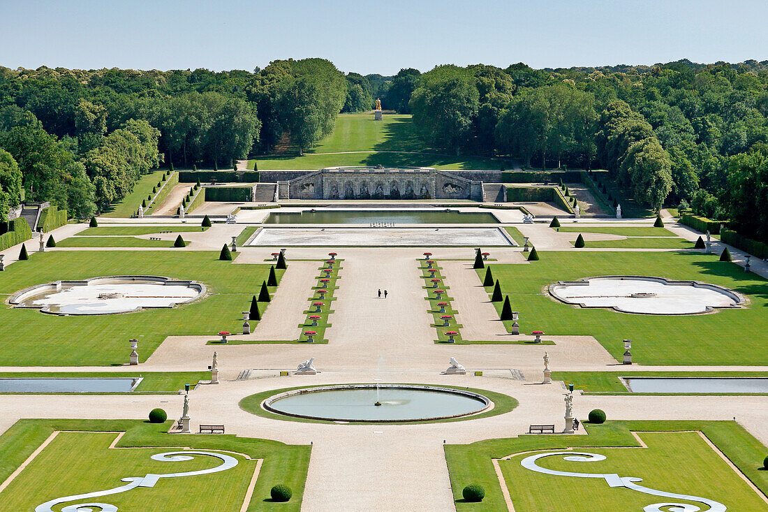 Frankreich. Seine und Marne. Schloss von Vaux le Vicomte. Blick auf die Gärten von der Kuppel aus. Touristen zu Fuß.