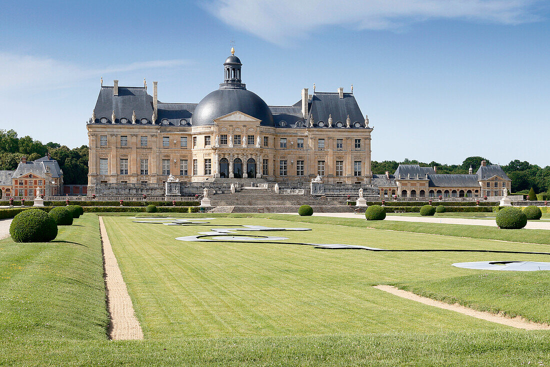 Frankreich. Seine und Marne. Vaux le Vicomte. Schloss von Vaux le Vicomte. Blick von den Gärten auf die Südfassade.