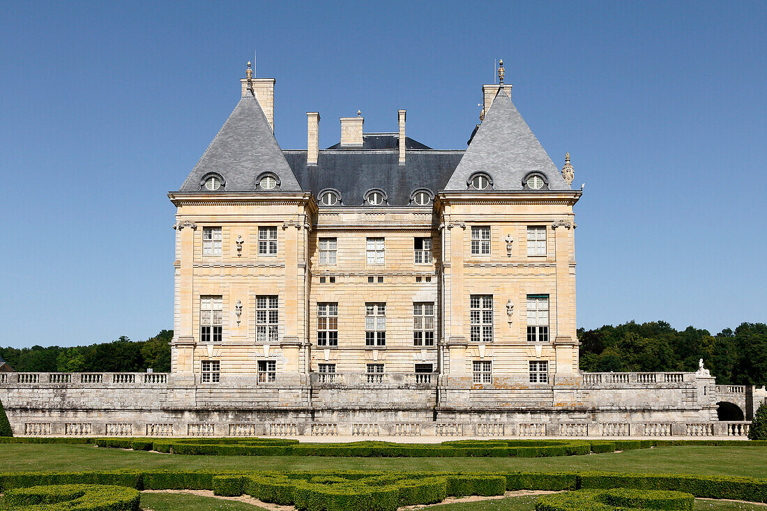 Frankreich. Seine und Marne. Vaux le Vicomte. Schloss von Vaux le Vicomte. Blick von den Gärten auf die Westfassade.