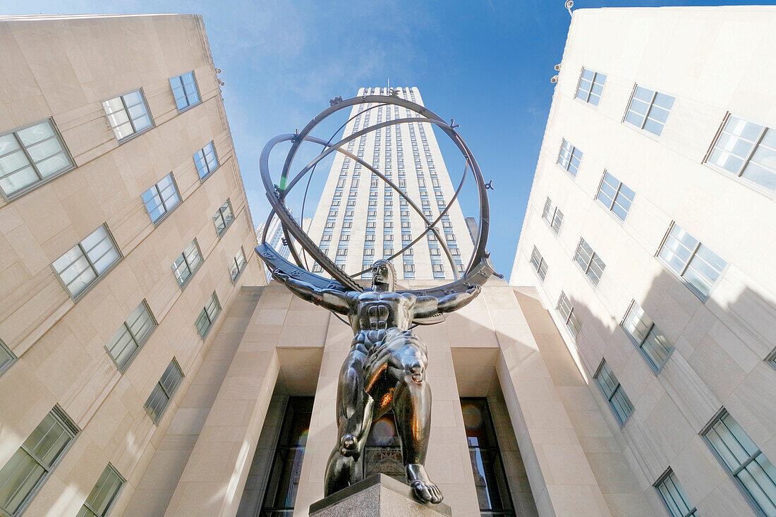 USA. New York City. Manhattan. Rockefeller Center während des Winters. Statue Atlas, von Lee Oscar Lawrie (1877 - 1963).