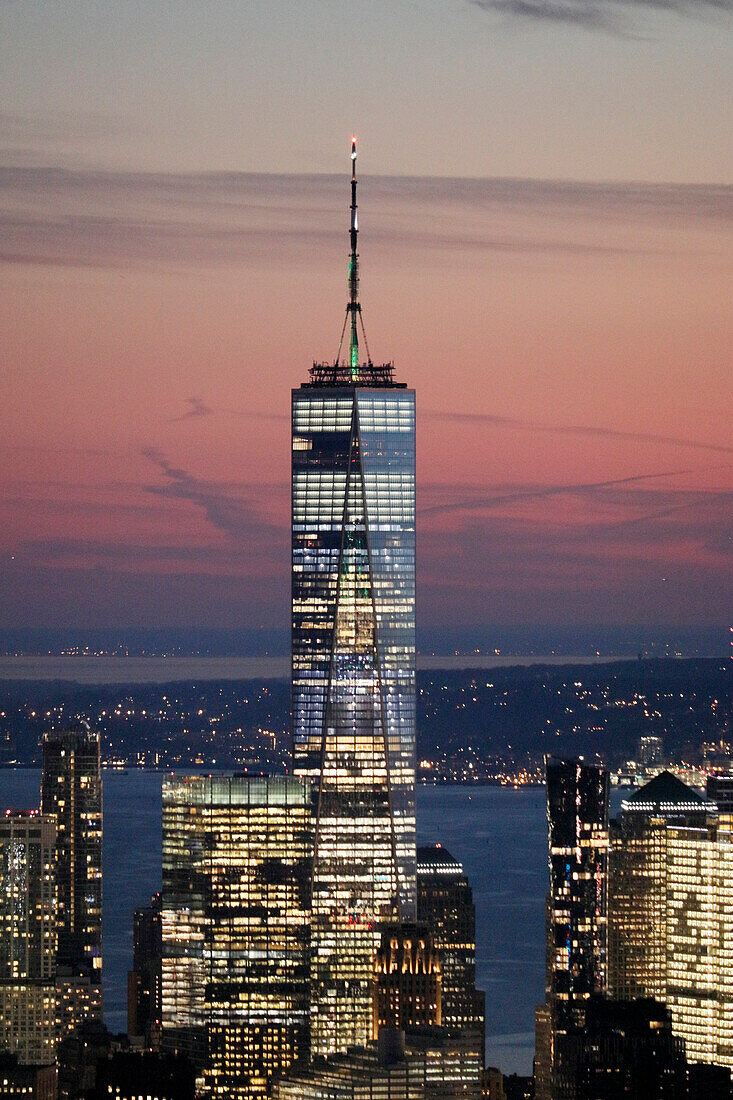 USA. New York City. Manhattan. Empire State Building. Blick von der Spitze des Gebäudes in der Abenddämmerung und bei Nacht. Blick auf das One World Trade Center und die Unterstadt. Der Hudson River ist rechts zu sehen.