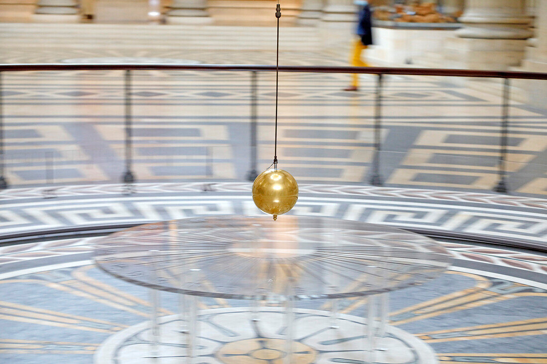 Frankreich. Paris. 5. Bezirk. Das Pantheon. Das Foucaultsche Pendel. Touristen im Hintergrund.