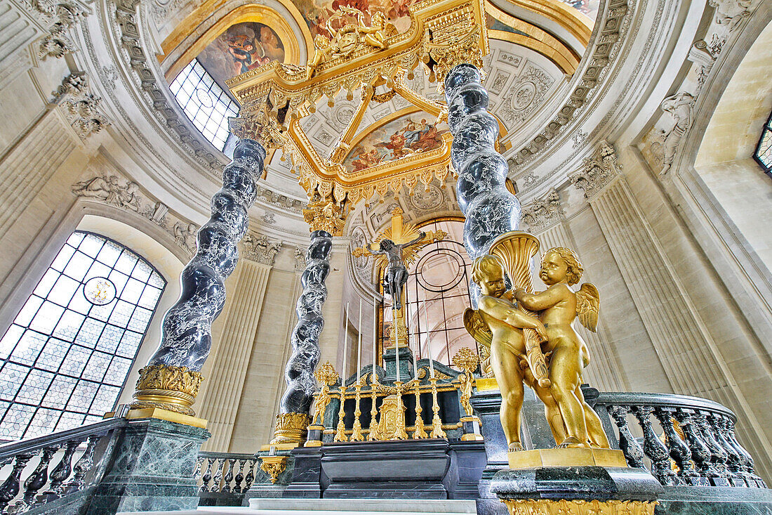 Frankreich. Paris. 7. Bezirk. Hotel Invalide. Armeemuseum. Das Grab von Napoleon. Der Hochaltar mit Baldachin.