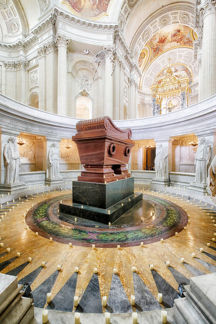 Frankreich. Paris. 7. Bezirk. Hotel Invalide. Armeemuseum. Napoleons Grabmal. Skulpturen, die die 12 Allegorien des Sieges darstellen, von Jean-Jacques Pradier. Im Vordergrund, das Grab von Napoleon I..