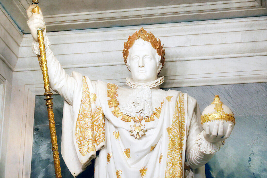 Frankreich. Paris. 7. Bezirk. Hotel Invalide. Armeemuseum. Das Grab von Napoleon. Die Kammer der Reliquien. Statue, die Napoleon 1. darstellt.