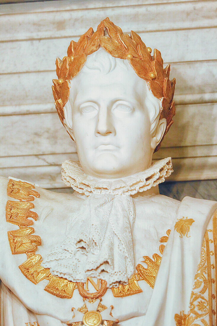 Frankreich. Paris. 7. Bezirk. Hotel Invalide. Armeemuseum. Das Grab von Napoleon. Die Kammer der Reliquien. Statue, die Napoleon 1. darstellt.