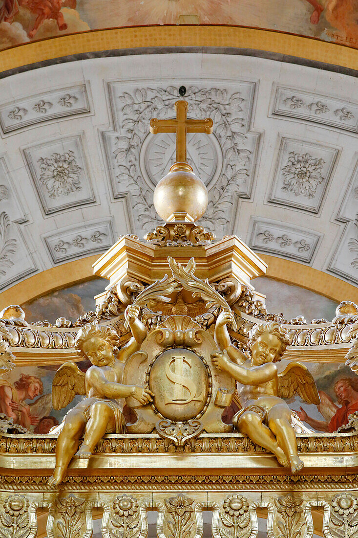 France. Paris. 7th district. Hotel invalid. Army museum. Napoleon's tomb. The high altar with a canopy.