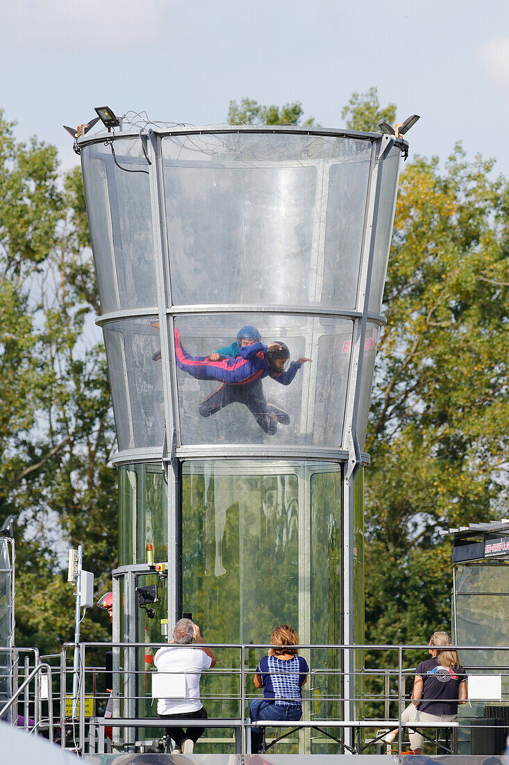 Frankreich. Seine und Marne. Melun. Flugshow 2021. Freifall-Simulator. Kind, Jugendlicher bei einer Taufe im freien Fall vor seinen Eltern.