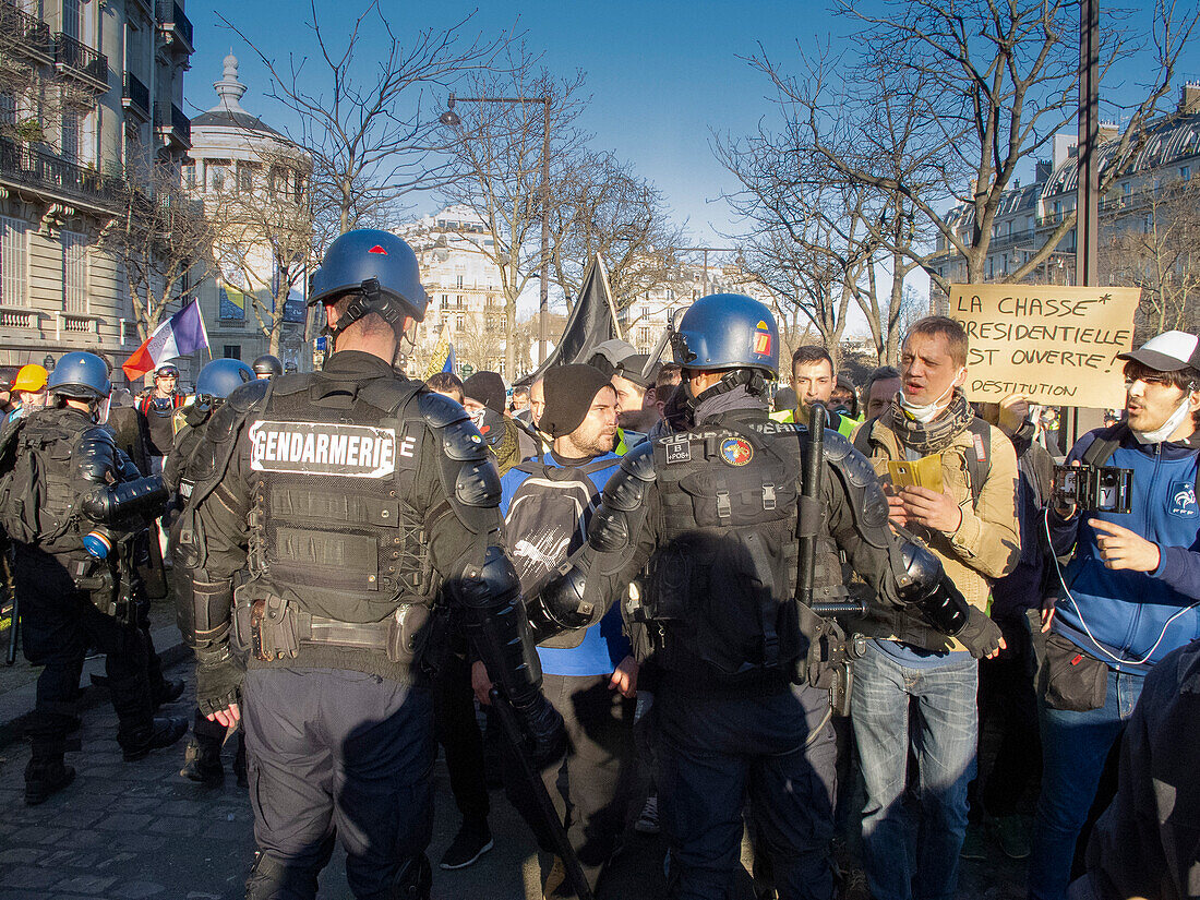 Paris. 23. Februar 2019. Manifestation der „Gelbwesten“ gegen die Politik der Regierung Macron. Akt 15. Gendarmen und Demonstranten Präsident Wilson Avenue.