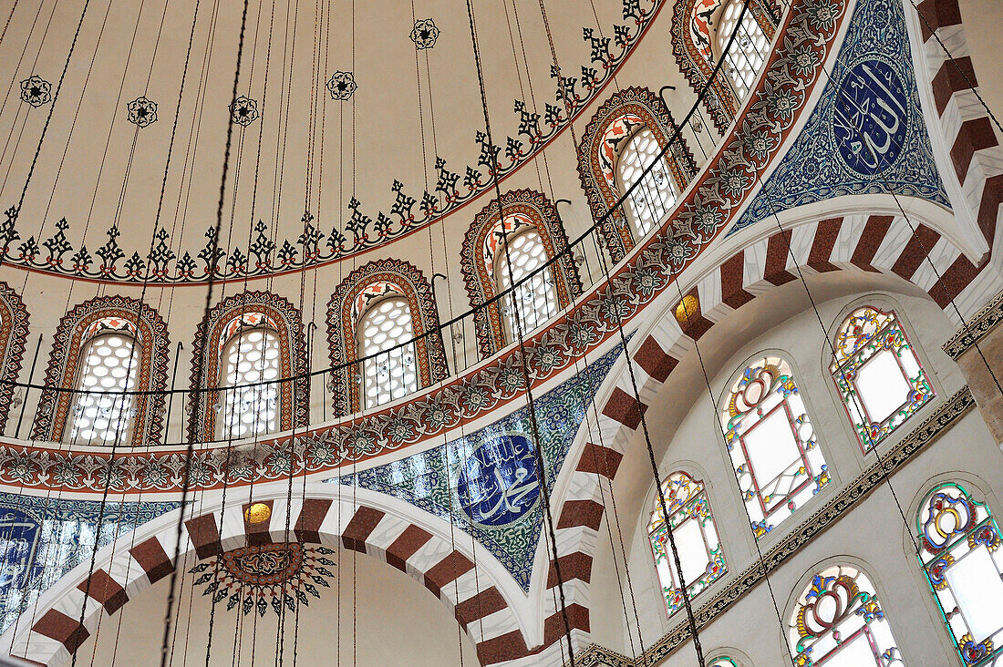 Türkei,Istanbul,Basarviertel,Kuppel des Gebetsraums der Rustern-Pasa-Moschee (16. Jh., Architekt: Sinan),Iznik-Keramikfliesen (blau-weiß, mit Blumen) UNESCO-Welterbe