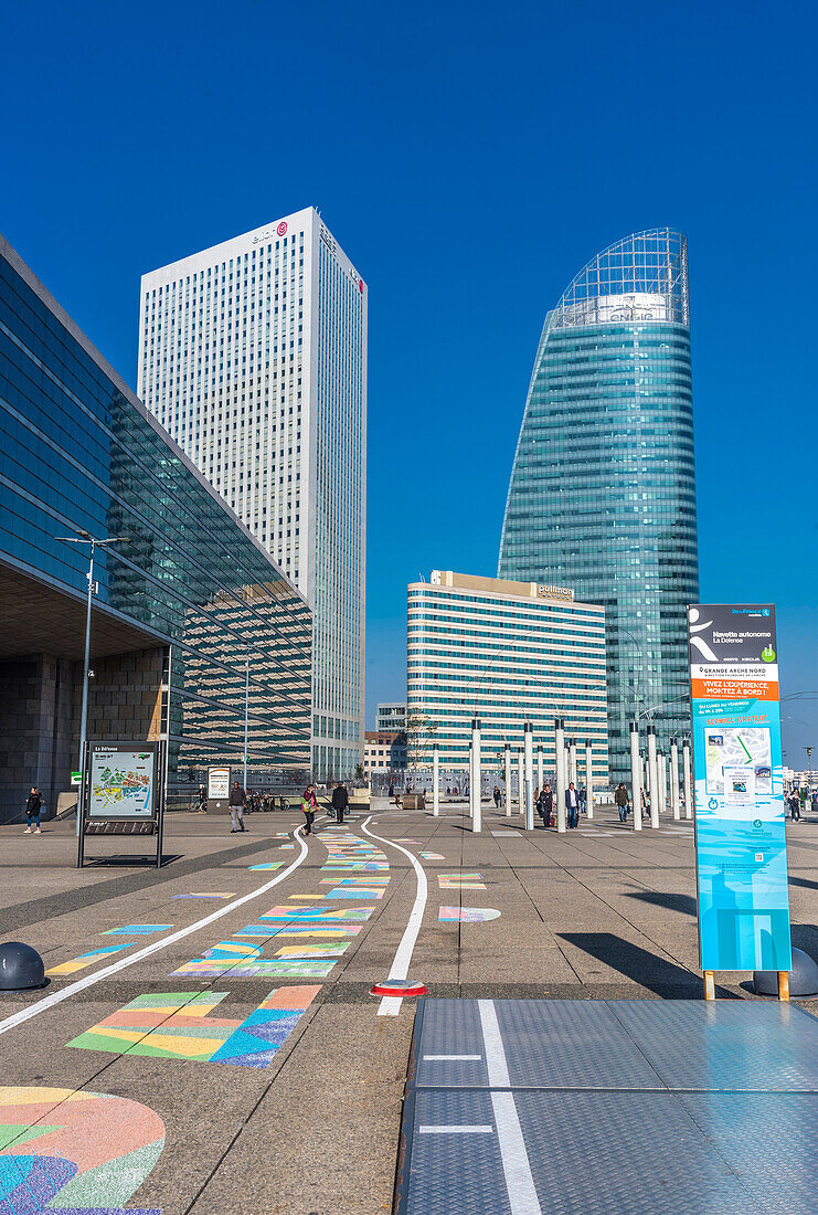 Grand Paris (Großraum Paris), Büroviertel La Defense, Egee (Hauptsitz der Gruppe Elior), T1 (Engie), Pullman Hotel, Linie für den automatischen Pendelbus