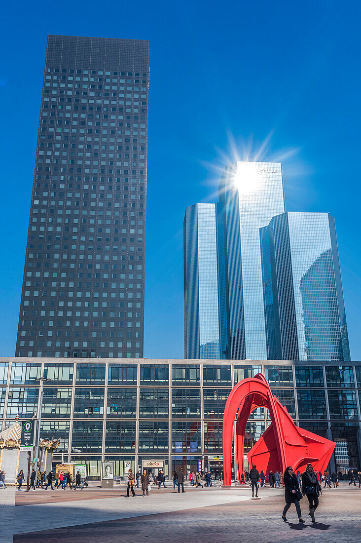 Grand Paris (Großraum Paris),Büroviertel La Defense,Skulptur von Alexandre Calder (Araignee Rouge ou Grand Stabile Rouge) (Rote Spinne) 1976,Tours Areva (1972) und Total (1985)