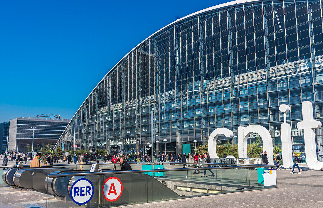 Grand Paris (Greater Paris),La Defense office district,La Defense office district,RER station,La Defense subway and CNIT (1989),architects Robert Camelot,Jean de Mailly,Bernard Zehrfuss,Nicolas Esquillan (voûte),Jean Prouve (facades)