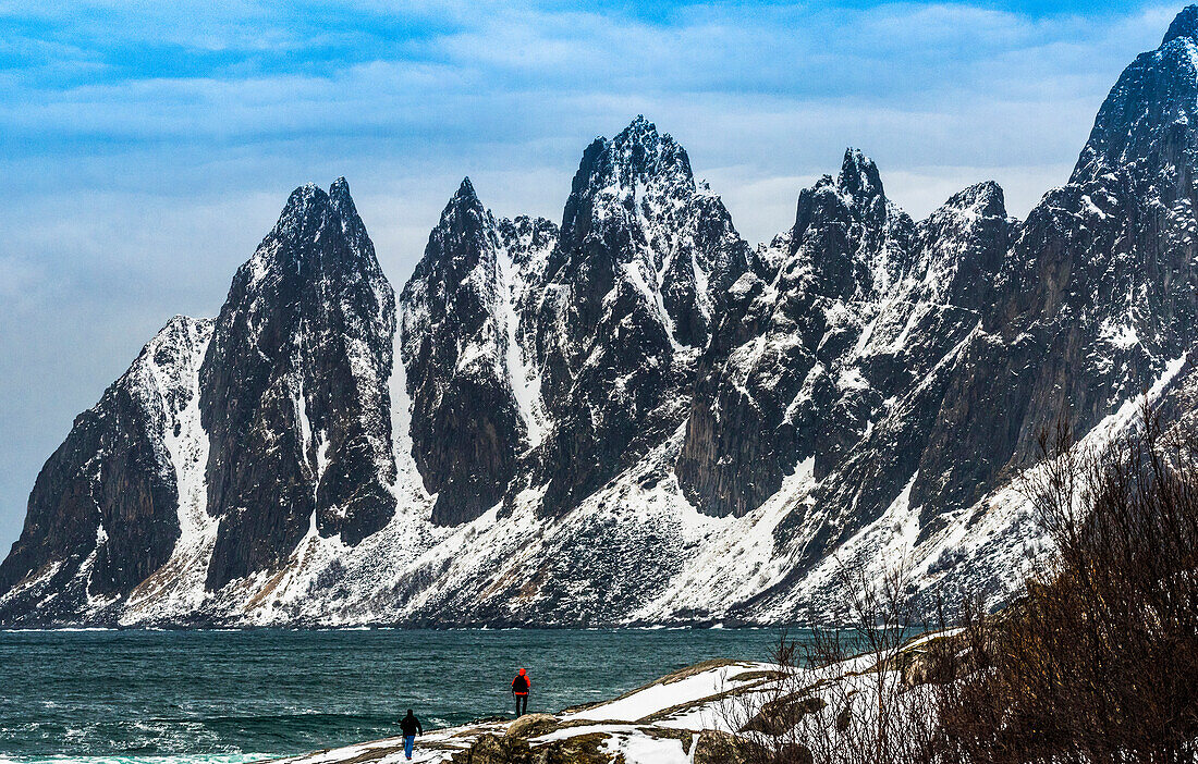 Norwegen,Stadt Tromso,Insel Senja,Tungenesset-Gebirge (Teufelszähne),vom Steinfjord aus gesehen