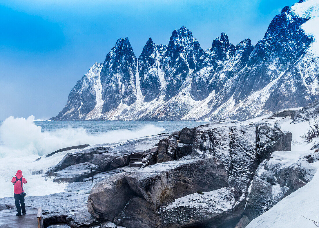 Norwegen,Stadt Tromso,Insel Senja,Tungenesset-Gebirge (Teufelszähne),vom Steinfjord aus gesehen