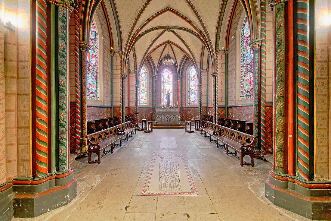 Frankreich. Normandie. Departement Manche. Coutances. Kathedrale von Coutances. Die Kapelle der Circata. Im Vordergrund: das Grab von Jacques Louis Daniel, Bischof von Coutances und Avranches.