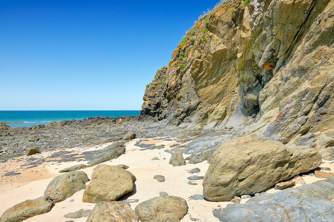 Frankreich. Normandie. Departement Manche. Granville im Sommer. Rückläufige Flut. Blick von der Küste und einem Teil des Strandes.