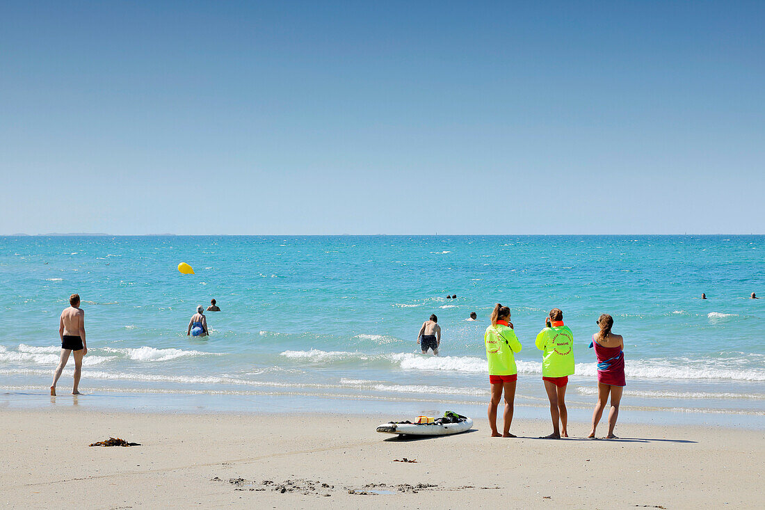 Frankreich. Normandie. Departement Manche. Granville im Sommer. Rückläufige Flut. Blick von der Küste und einem Teil des Strandes.