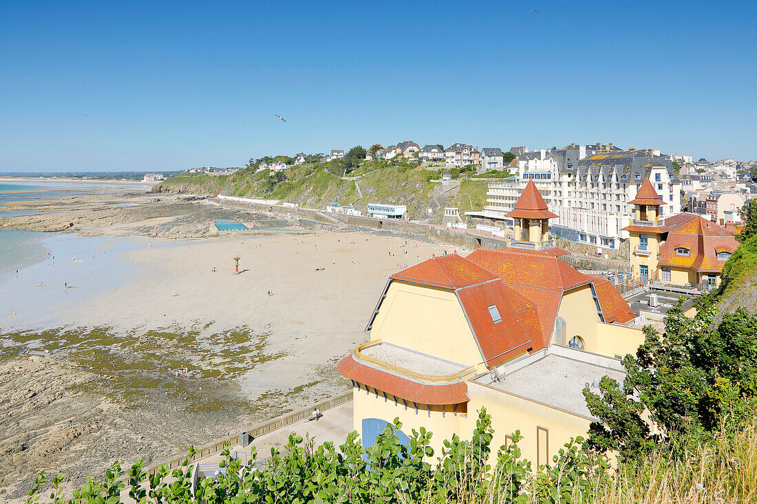 Frankreich. Normandie. Departement Manche. Granville im Sommer. Blick auf den Strand und das Casino (im Vordergrund) von der Oberstadt aus. Touristen.