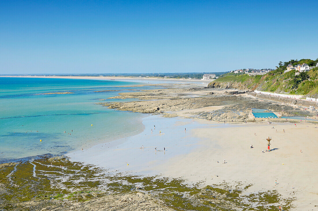 France. Normandy. Department of Manche. Granville during the summer. View of the beach from the upper town. Tourists walking around.