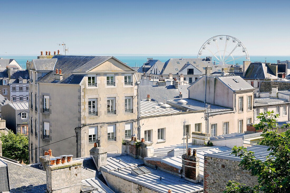 Frankreich. Normandie. Departement Manche. Granville im Sommer. Blick auf die Stadt von der Oberstadt aus.