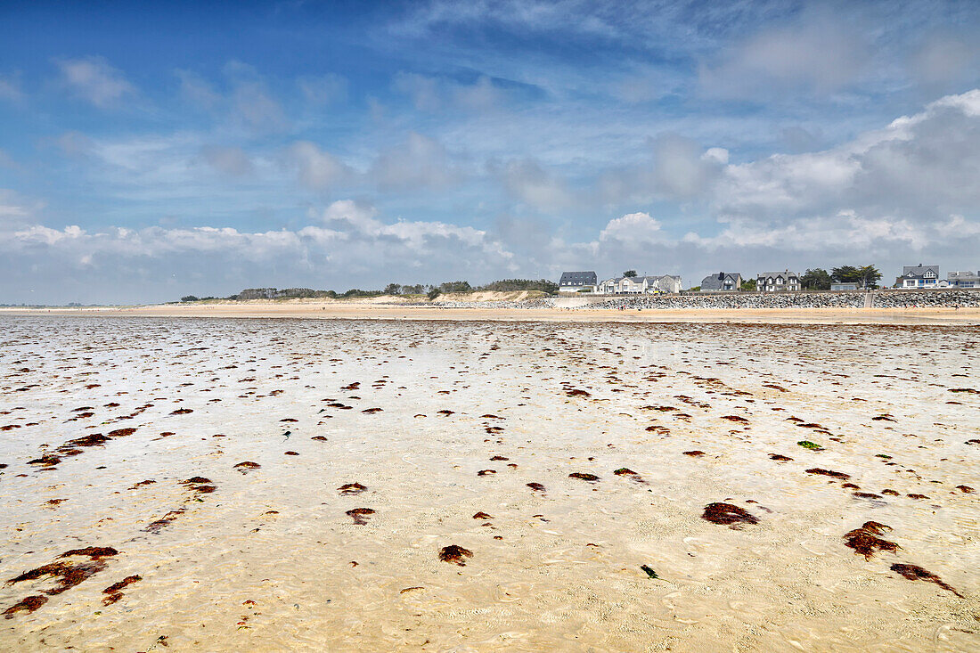 Frankreich. Normandie. Departement Manche. Hauteville sur Mer bei Ebbe im Sommer. Hochwasser. Im Hintergrund Hauteville sur Mer.