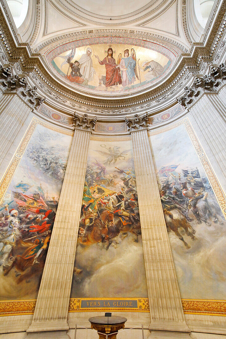 Frankreich. Paris. 5. Bezirk. Das Pantheon. Gemälde Der Ritt des Ruhmes, von Edouard Detaille, unten, Gemälde Christus zeigt dem Engel von Frankreich die Schicksale seines Volkes, von Antoine Auguste Ernest Hebert, oben.