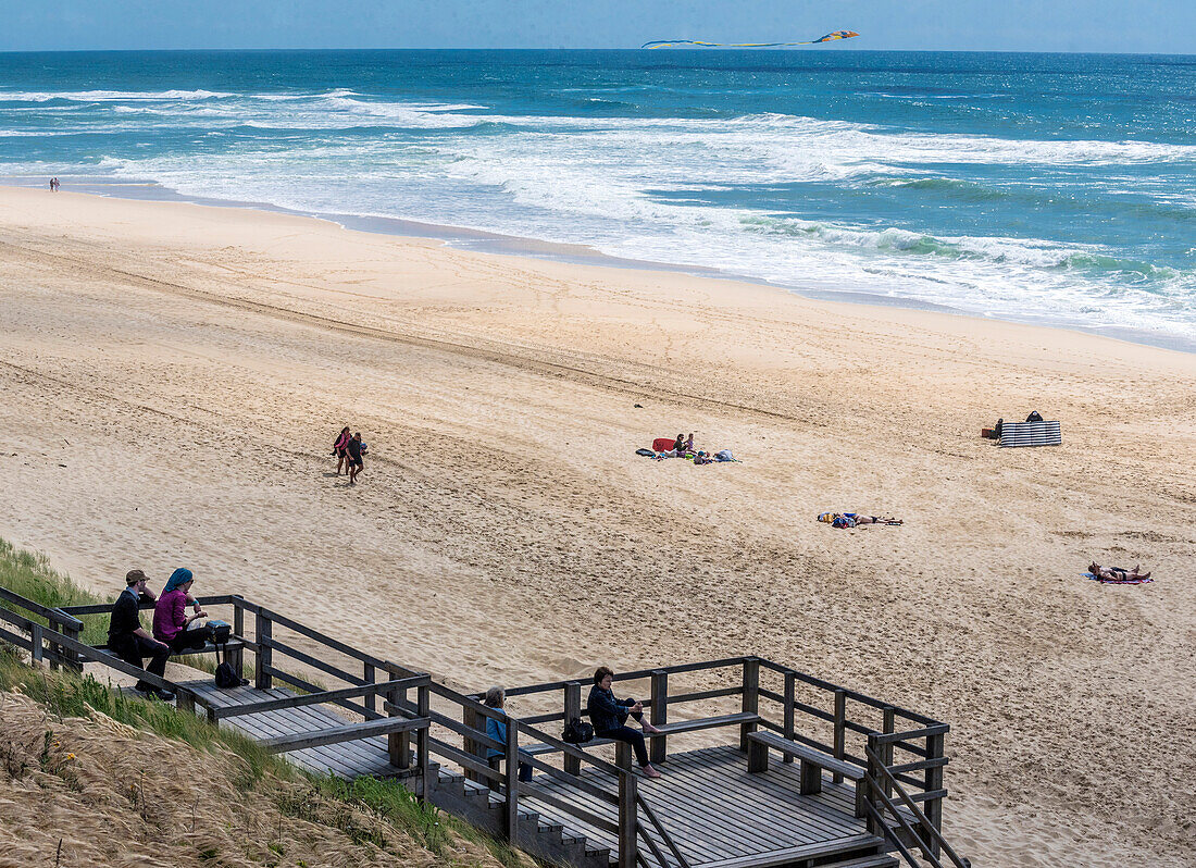 Frankreich,Neu-Aquitaine,Landes,Lit-et-Mixe,Zugangstreppe zum Strand von Cap de l'Horny