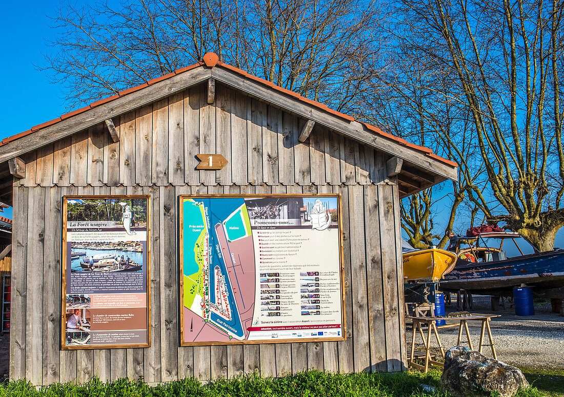 Frankreich,Neu-Aquitaine,Arcachon-Bucht,Austernhafen Teste-de-Buch,Hütte und Informationstafeln