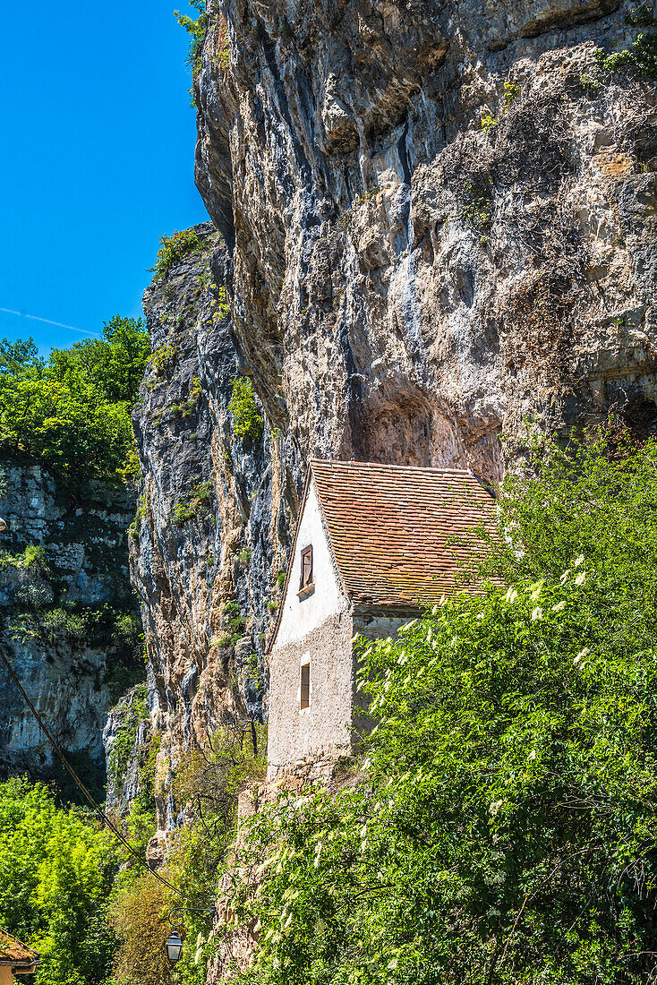 Frankreich,Occitanie,Quercy,Lot,Dorf Gluges,befestigtes Haus in der Klippe (Jakobsweg)