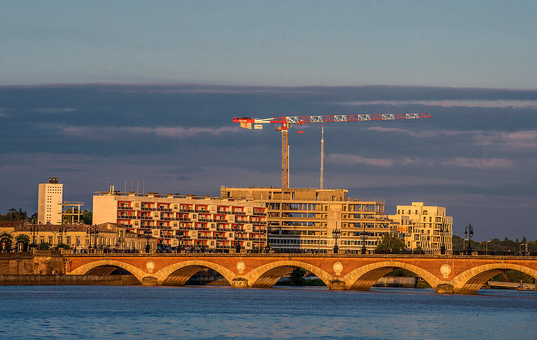 Frankreich,Gironde,Bordeaux,Steinbrücke und neues Gebäude im Bau am rechten Ufer neben der Feuerwache