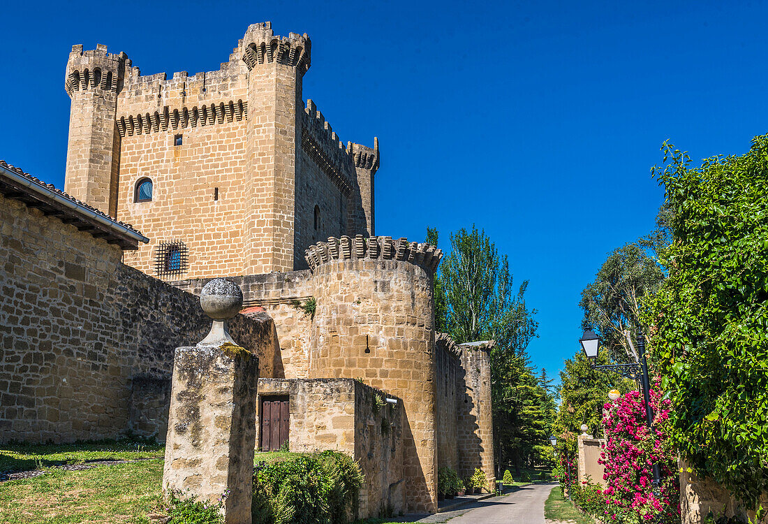 Spanien,Rioja,Sajazarra (Schönstes Dorf Spaniens),Burg aus dem 15.