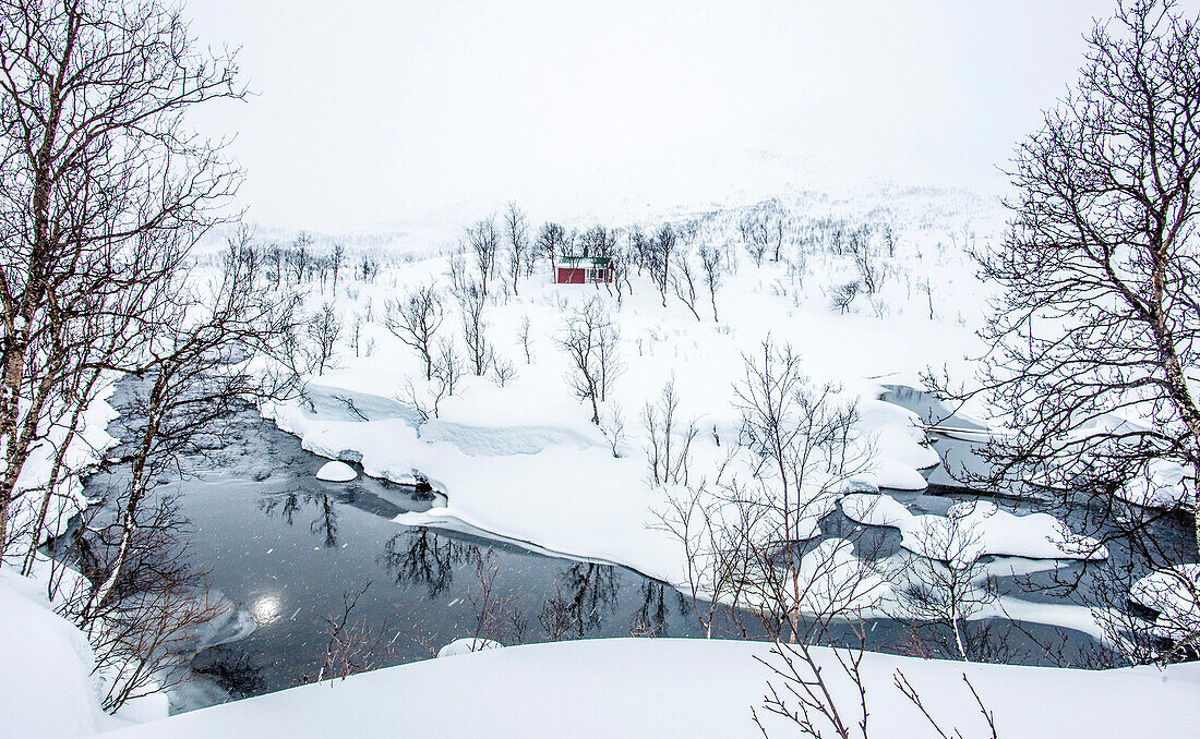 Norwegen,Stadt Tromso,Insel Senja,verschneite Landschaft und ein Fluss