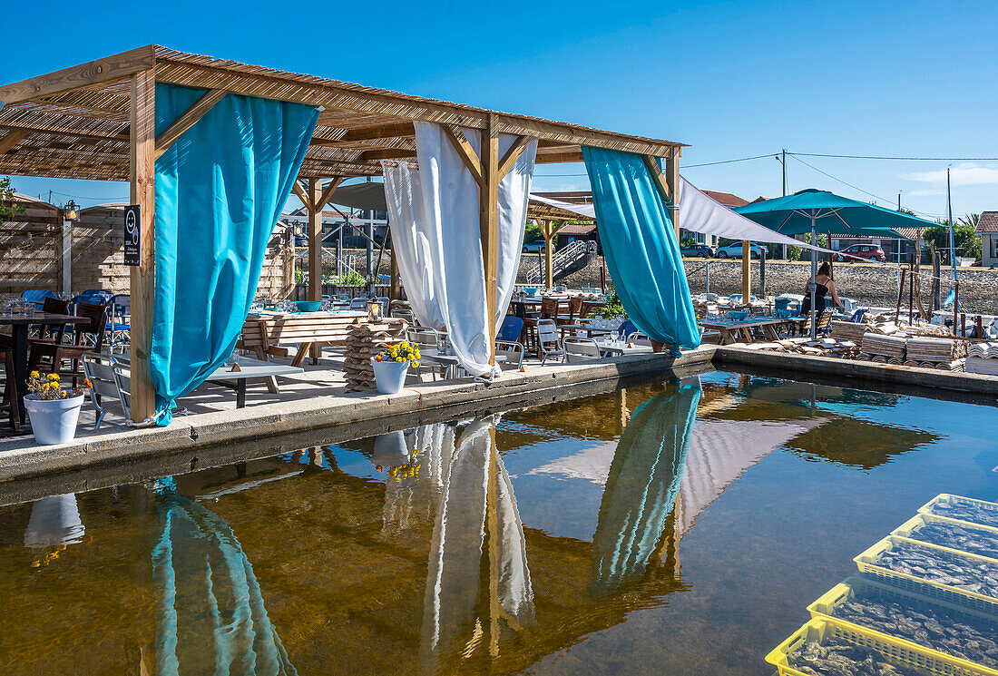 Frankreich,Bucht von Arcachon (Bassin d'Arcachon),Austernverkostungshütte am Austernhafen von La Teste de Buch "Pirelon hut" (Domaine Public Maritime)